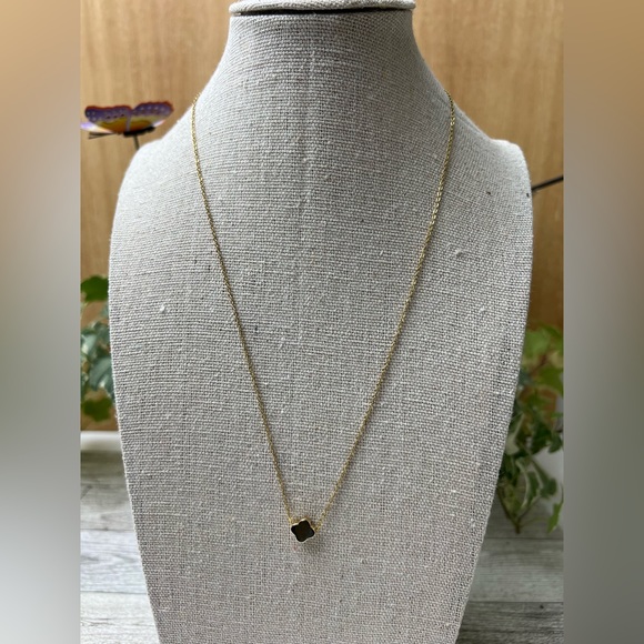 Elegant Dainty Gold Necklace - Delicate Minimalist Trendy Flower Necklace - Picture 2 of 6